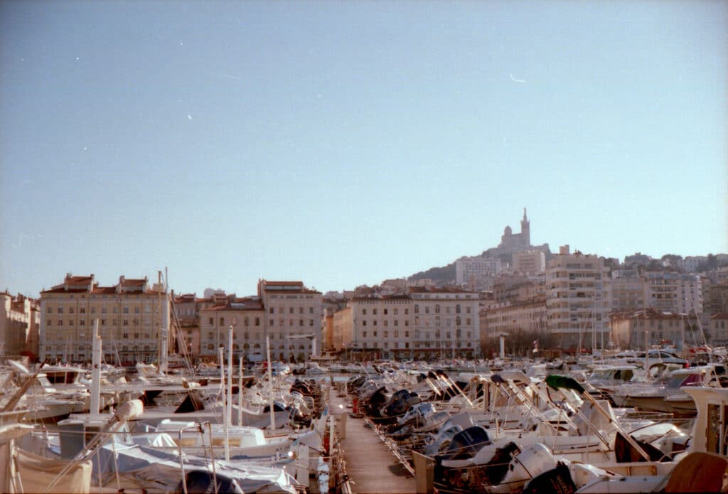 Découverte ensoleillée de Marseille à travers mon appareil photo argentique. Un contraste saisissant avec Dijon.