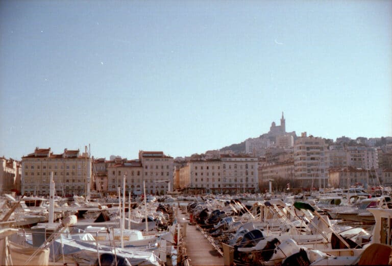 Découverte ensoleillée de Marseille à travers mon appareil photo argentique. Un contraste saisissant avec Dijon.