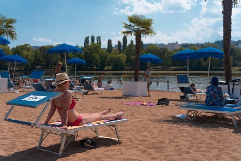 Dijon Plage : ciel bleu, bob moutarde et hommage à Alice Milliat