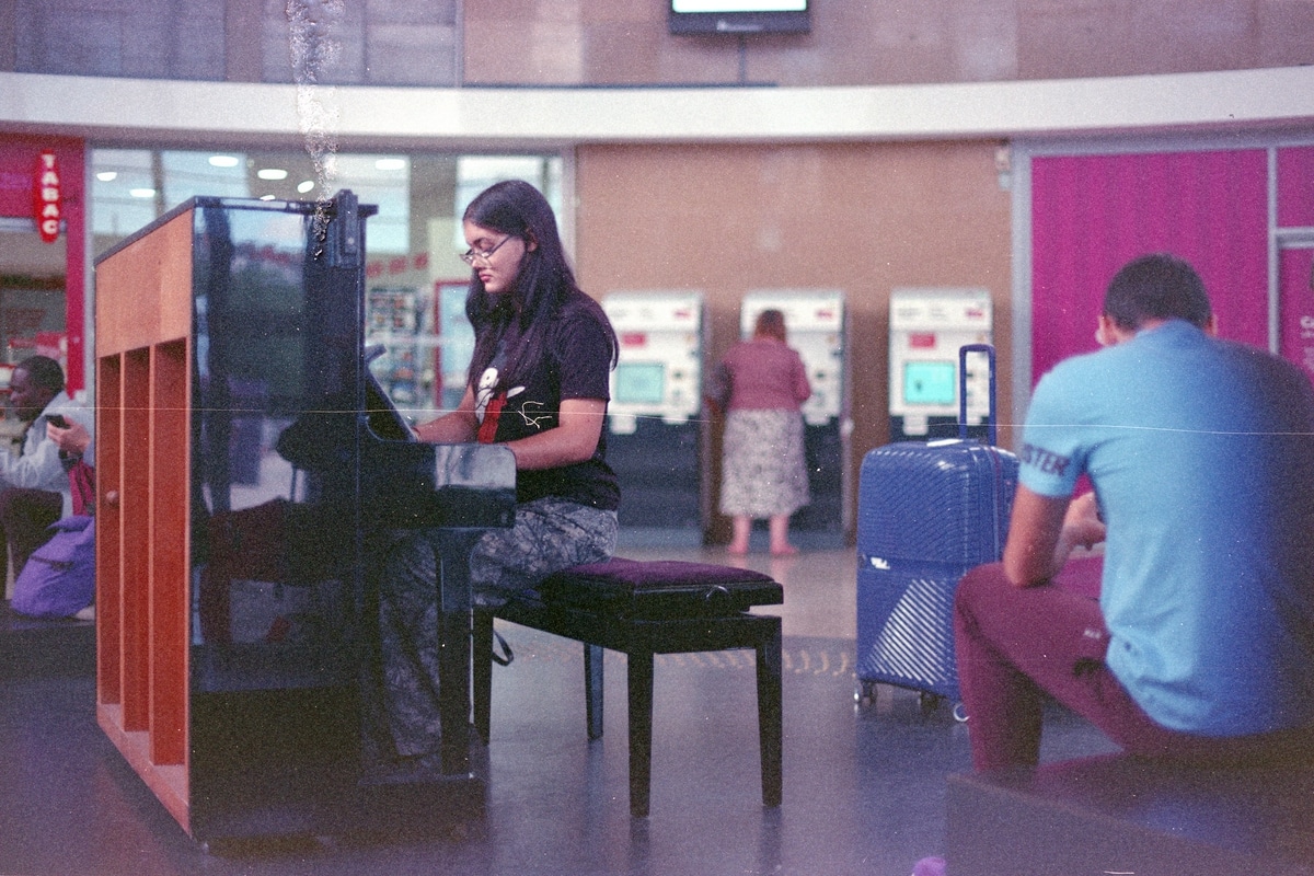 Test argentique : gare de Dijon photo avec une Fujicolor expirée