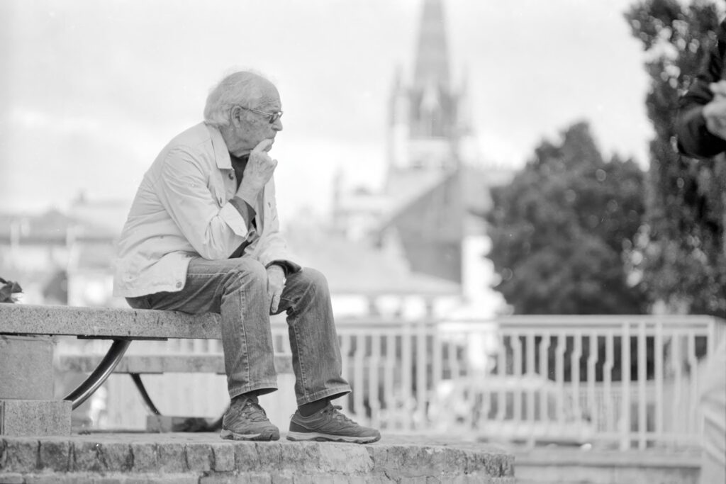 Photographie de rue à Dijon : "Attente" en argentique noir et blanc